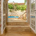 Case de vacanță Festina Lente Heritage Krk - Heated Pool