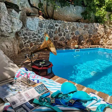 Festina Lente Heritage Krk - Heated Pool With Hydromassage Casa de Férias Dobrinj